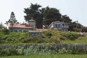 Vista al Museo de Pablo Neruda desde la Playa de Isla Negra Guía de Isla Negra, CHILE