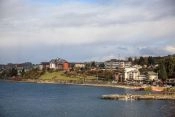 Vista a Puerto Varas, desde el extremo de la bahia Guía de , 