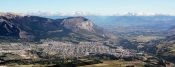 Vista panorámica de Coyhaique, con el Cerro Mackay de fondo. Guía de , 