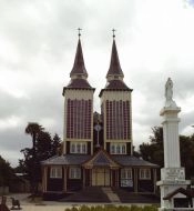 Iglesia de dos torres de Panguipulli, construida en 1947 por los Capuchinos Guía de Panguipulli, CHILE