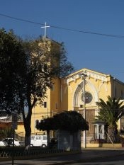 Iglesia parroquial ubicada en la plaza. Guía de Cartagena, CHILE