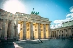 La Puerta de Brandenburgo es la una antigua entrada a Berlín y uno de los principales símbolos tanto de la ciudad como de Alemania..  Berlin - ALEMANIA