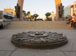 El arco parabólico es un monumento ubicado en el Centro Cívico de la ciudad de Tacna, fue inaugurado el 28 de agosto de 1959 .  Tacna - PERU
