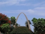El arco parabólico es un monumento ubicado en el Centro Cívico de la ciudad de Tacna, fue inaugurado el 28 de agosto de 1959 .  Tacna - PERU