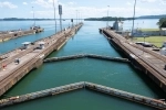 El canal de Panamá es una vía de navegación interoceánica entre el mar Caribe y el océano Pacífico que atraviesa el istmo de Panamá en su punto más estrecho, cuya longitud es de 82 km..  Ciudad de Panama - PANAMA