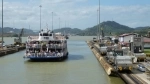 El canal de Panamá es una vía de navegación interoceánica entre el mar Caribe y el océano Pacífico que atraviesa el istmo de Panamá en su punto más estrecho, cuya longitud es de 82 km..  Ciudad de Panama - PANAMA