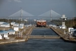 El canal de Panamá es una vía de navegación interoceánica entre el mar Caribe y el océano Pacífico que atraviesa el istmo de Panamá en su punto más estrecho, cuya longitud es de 82 km..  Ciudad de Panama - PANAMA