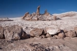 En medio del Valle de la Luna, se pueden encontrar Las Tres Marías. Unas formaciones de piedra erosionadas por la sal y el viento del desierto..  San Pedro de Atacama - CHILE