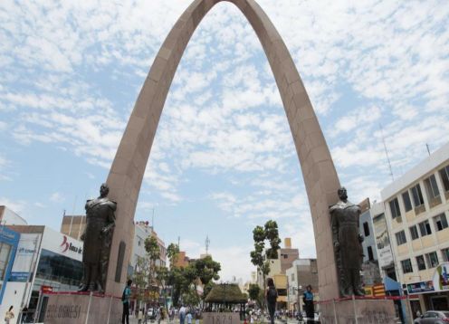 El arco parabólico es un monumento ubicado en el Centro Cívico de la ciudad  de Tacna, fue inaugurado el 28 de agosto de 1959 . Tacna - PERU