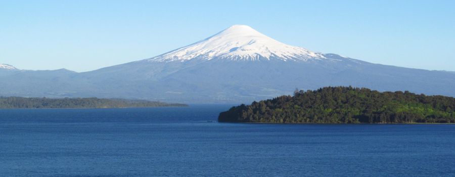 El lago Llanquihue corresponde al segundo mayor lago de Chile tras el lago General Carrera, con una extensi�n de 860 km�. Puerto Varas, CHILE