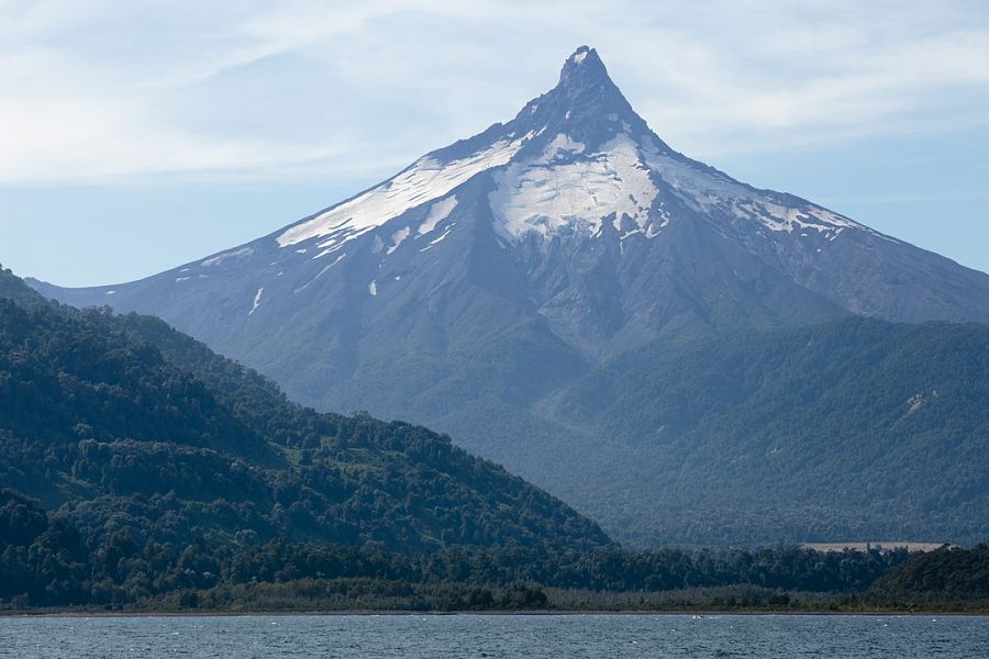 El Volc�n Puntiagudo se encuentra a 30 km al nororiente del volc�n Osorno y a 98 km al noreste de Puerto Varas.  Puerto Varas, CHILE
