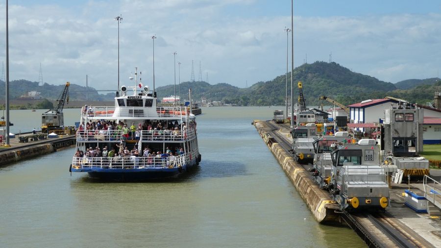 El canal de Panam� es una v�a de navegaci�n interoce�nica entre el mar Caribe y el oc�ano Pac�fico que atraviesa el istmo de Panam� en su punto m�s estrecho, cuya longitud es de 82 km. Ciudad de Panama, PANAMA