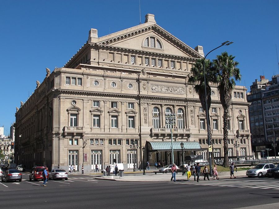 El Teatro Col�n es un teatro de �pera de la ciudad de Buenos Aires. Por su tama�o, ac�stica y trayectoria, est� considerado uno de los cinco mejores del mundo. Buenos Aires, ARGENTINA