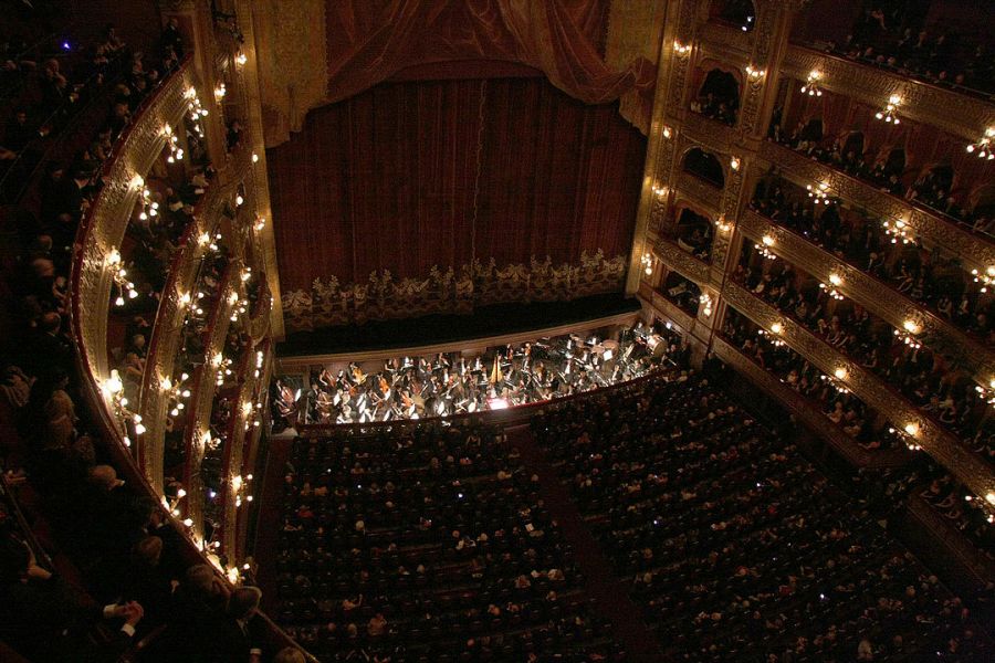 El Teatro Col�n es un teatro de �pera de la ciudad de Buenos Aires. Por su tama�o, ac�stica y trayectoria, est� considerado uno de los cinco mejores del mundo. Buenos Aires, ARGENTINA