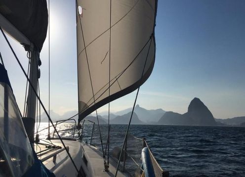Paseo en barco a vela por la playa de Copacabana desde Río de Janeiro. Ro de Janeiro, BRASIL