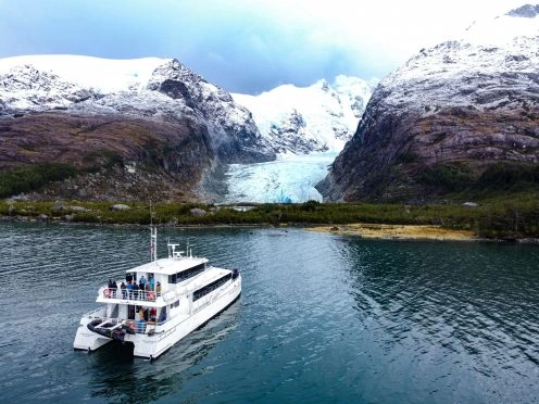 NAVEGAÇÃO NO FJORD DE MONTANHA. Puerto Natales, CHILE