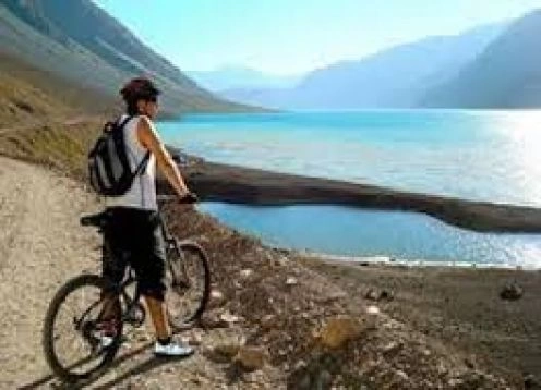 THE ANDES IN MOUNTAIN BIKE. RESERVOIR DEL YESO. , 