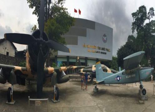 Museo de restos de guerra, Tour por la ciudad y tneles de guerra, 