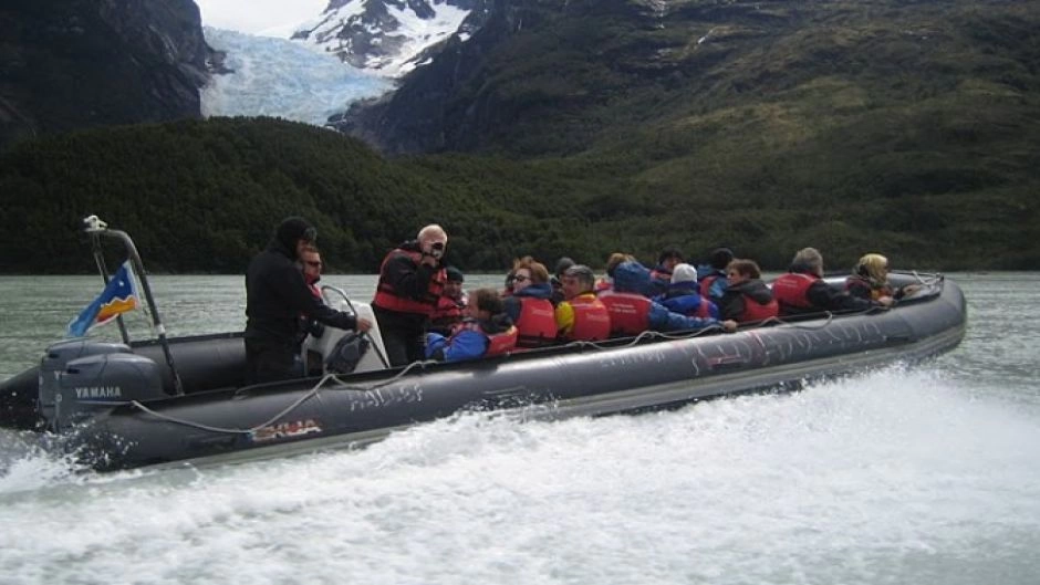 Navegacion en Zodiac al Glaciar Serrano  y Torres del Paine, Puerto Natales, CHILE