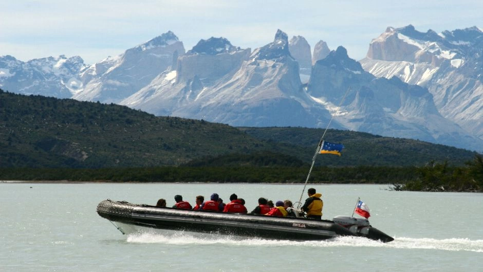 Navegacion en Zodiac al Glaciar Serrano  y Torres del Paine, Puerto Natales, CHILE