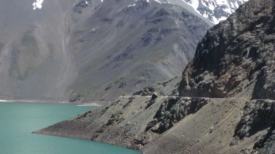 LOS ANDES EN MOUNTAIN BIKE. EMBALSE DEL YESO, Santiago, CHILE