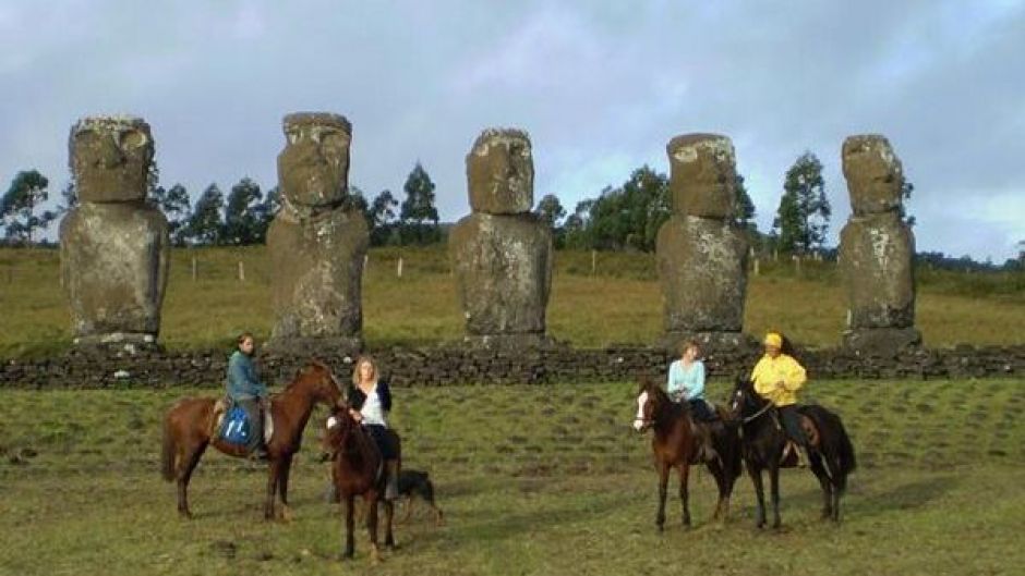 CABALGATA EN ISLA DE PASCUA, Isla de Pascua, CHILE